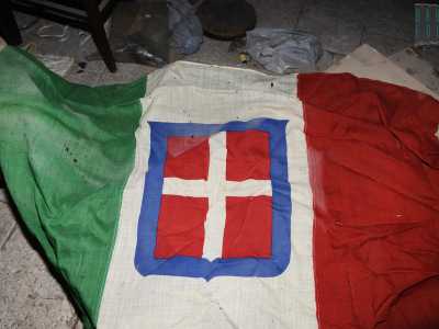 ...oltre a un sorprendente tricolore con il simbolo sabaudo, a dimostrazione di quanta storia sia ancora nascosta fra queste mura